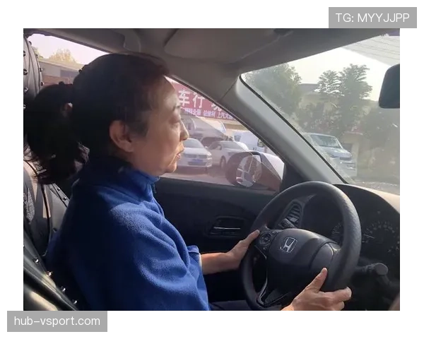 何冰娇训练完直接瘫在场边啃香蕉，这自律和松弛感也太真实了