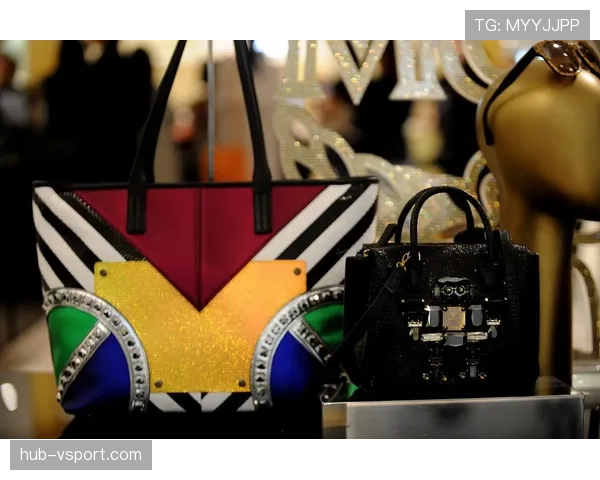 娜奥米·大阪这身打扮把球馆当T台了，出门那几件奢侈品我都数不过来