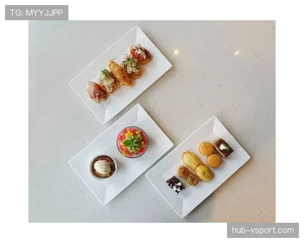 李娜今早晒的早餐摆设，盘子比我家整套餐桌还贵，直接破防了